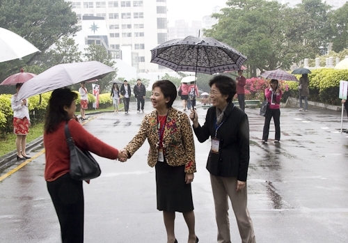 教育部98年度大學校院系所評鑑委員於這兩週蒞校展開實地訪評，校長張家宜期盼各系所全力以赴，締造評鑑佳績。