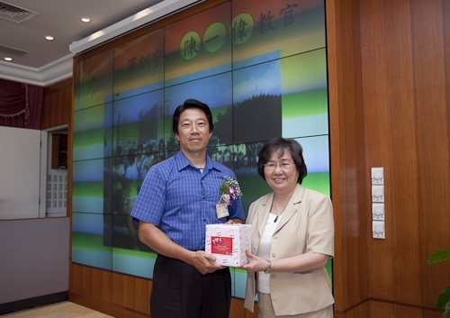 本校舉行97學年度第2學期榮退同仁歡送茶會，感謝榮退同仁將多年青春奉獻給淡江，祝福他們有個寫意的退休生活，身心健康、萬事順利樂如意。