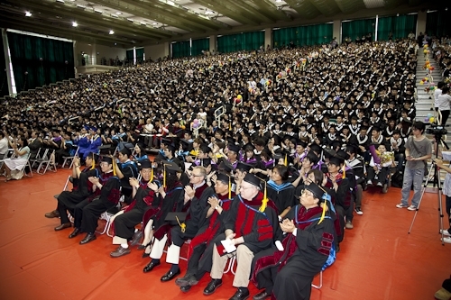 本校97學年度畢業典禮在淡水校園紹謨紀念體育館舉行，校長以「淡江最正‧品質保證」祝願畢業生振翼高飛，鵬程萬里。畢業生帶著師長滿滿的祝福邁向人生另一個重要里程碑。