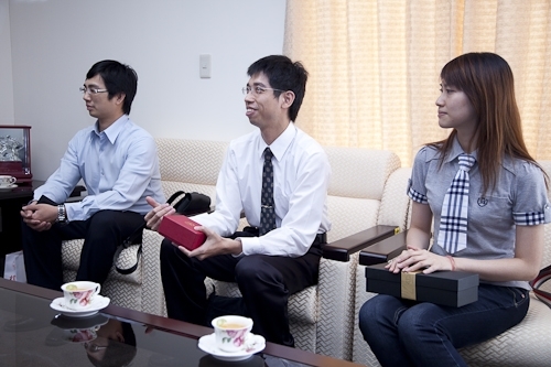 本校張校長親自接見日前參加「2009世界盃電腦應用技能競賽」，勇奪MCAS Excel世界冠軍的統計系劉文琇校友，特別嘉勉她在國際舞台上為國爭光。