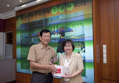 本校舉行97學年度第2學期榮退同仁歡送茶會，感謝榮退同仁將多年青春奉獻給淡江，祝福他們有個寫意的退休生活，身心健康、萬事順利樂如意。