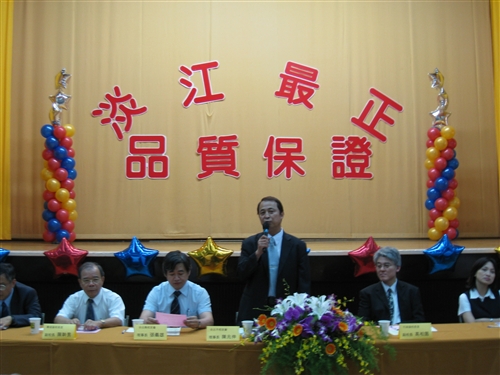 為使新生和家長及早瞭解學校特色與未來的學習、生活環境，本校校友服務暨資源發展處於8月中在全台各縣市舉辦共11場新生暨家長座談會，協助將在五虎崗上求學、開創青春歲月的新生踏出成功的第一步。