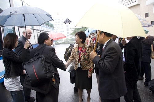 教育部98年度大學校院系所評鑑委員於這兩週蒞校展開實地訪評，校長張家宜期盼各系所全力以赴，締造評鑑佳績。