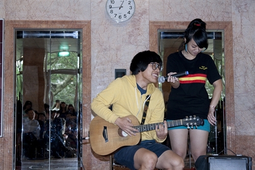 音樂風格獨特、自然的本校西班牙語文學系盧廣仲同學，以專輯「100種生活」勇奪第二十屆金曲獎之「最佳新人」及「最佳作曲」兩項大獎。