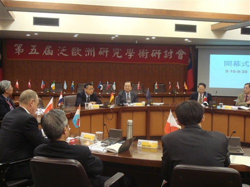 本校歐洲研究所舉辦「第五屆泛歐洲研究學術研討會--台灣因應哥本哈根聯合國氣候會議之反思：兼論歐盟與俄羅斯的立場與作為」研討會，探討在聯合國的架構下，歐盟與俄羅斯如何制訂與推動環保政策，以及「後京都」機制將如何發展，作為台灣制訂相關政策之參考。