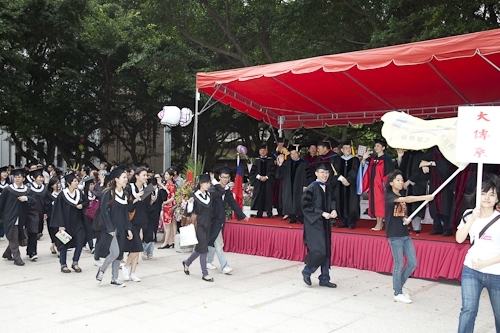 本校97學年度畢業典禮在淡水校園紹謨紀念體育館舉行，校長以「淡江最正‧品質保證」祝願畢業生振翼高飛，鵬程萬里。畢業生帶著師長滿滿的祝福邁向人生另一個重要里程碑。