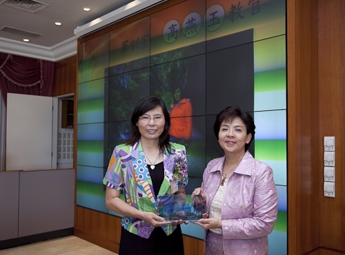 本校舉行97學年度第2學期榮退同仁歡送茶會，感謝榮退同仁將多年青春奉獻給淡江，祝福他們有個寫意的退休生活，身心健康、萬事順利樂如意。