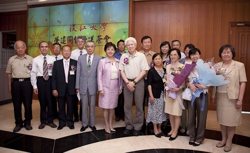 本校舉行97學年度第2學期榮退同仁歡送茶會，感謝榮退同仁將多年青春奉獻給淡江，祝福他們有個寫意的退休生活，身心健康、萬事順利樂如意。