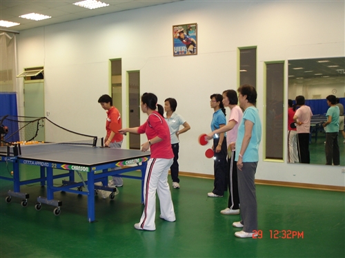 體育室於10月下旬起開設一、二級主管的桌球、羽球、游泳等體育課程，期望藉由主管熱情的參與，帶動校園運動風潮，以打造本校成為活力校園。