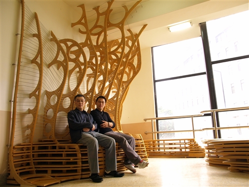 土木系博士班建築組四年級學生陳宏銘及建築系校友李振嘉共同設計的「樓梯間的休憩裝置」，榮獲美國Form-Z全球聯合學習計畫數位製造類首獎，並為台灣唯一得獎的學校。