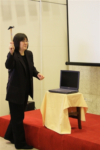 資訊傳播學系第八屆畢業成果展「喂！你瘋了媒！」，於本週在淡水校園黑天鵝展示廳熱鬧登場。