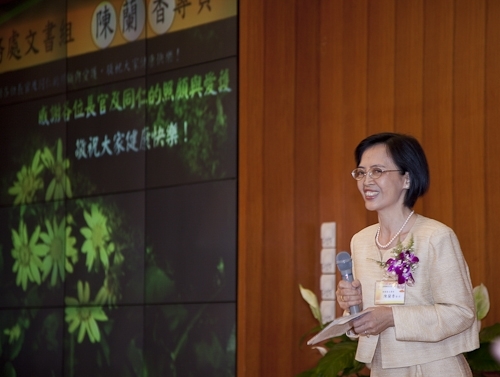 本校舉行97學年度第2學期榮退同仁歡送茶會，感謝榮退同仁將多年青春奉獻給淡江，祝福他們有個寫意的退休生活，身心健康、萬事順利樂如意。