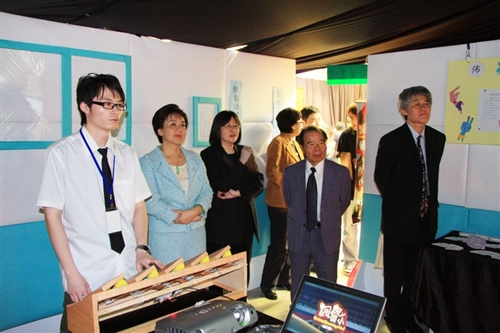 資訊傳播學系第八屆畢業成果展「喂！你瘋了媒！」，於本週在淡水校園黑天鵝展示廳熱鬧登場。