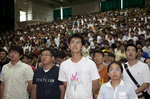 98學年度新生開學典禮暨入學講習在淡水校園舉行，新生登上克難坡開啟在淡江學習之旅。張校長家宜期勉新生能藉由本學年度首度實施必修2學分「大學學習」4 in 1的套裝課程，對日後「學業」、「心理」、「社會」及「生涯發展」等4個面向做好準備，以具備適應大學學習及生活所需的各項能力。