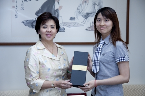 本校張校長親自接見日前參加「2009世界盃電腦應用技能競賽」，勇奪MCAS Excel世界冠軍的統計系劉文琇校友，特別嘉勉她在國際舞台上為國爭光。