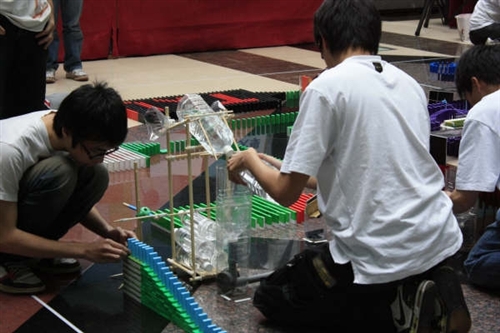 本校學生組團參加「全國多米諾骨牌邀請賽」，以優異的創新能力，設計精彩的骨牌「方城大戰」，3千多張骨牌全數推倒，自參賽隊伍中脫穎而出，勇奪冠軍。