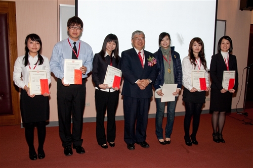 本校保險學系在台北校園舉辦「2009年系友大會」，金融監督管理委員會主委陳冲、財政部長李述德校友及創系系主任王傳通教授等出席盛會，與系友們交流歡樂聚。