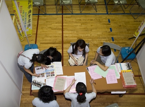 配合教育部「1-1大專畢業生至企業職場實習方案」，本校「媒合說明會暨就業博覽會」安排二百餘家廠商徵才，提供校友、畢業生至職場實習之最佳媒合途徑。