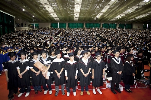 本校97學年度畢業典禮在淡水校園紹謨紀念體育館舉行，校長以「淡江最正‧品質保證」祝願畢業生振翼高飛，鵬程萬里。畢業生帶著師長滿滿的祝福邁向人生另一個重要里程碑。