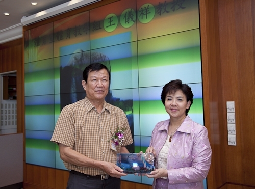 本校舉行97學年度第2學期榮退同仁歡送茶會，感謝榮退同仁將多年青春奉獻給淡江，祝福他們有個寫意的退休生活，身心健康、萬事順利樂如意。