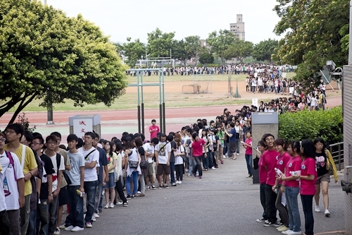 98學年度新生開學典禮暨入學講習在淡水校園舉行，新生登上克難坡開啟在淡江學習之旅。張校長家宜期勉新生能藉由本學年度首度實施必修2學分「大學學習」4 in 1的套裝課程，對日後「學業」、「心理」、「社會」及「生涯發展」等4個面向做好準備，以具備適應大學學習及生活所需的各項能力。