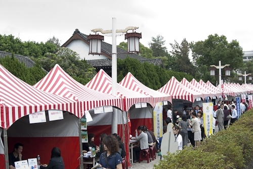 配合教育部「1-1大專畢業生至企業職場實習方案」，本校「媒合說明會暨就業博覽會」安排二百餘家廠商徵才，提供校友、畢業生至職場實習之最佳媒合途徑。