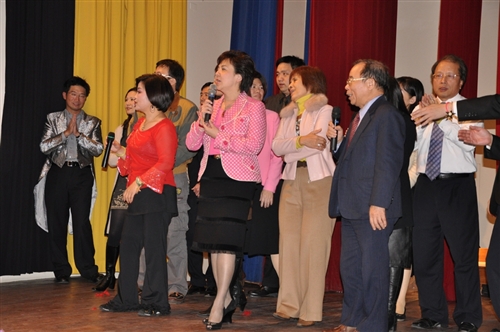 「商管聯合碩士在職專班」與「商管碩士班聯合同學會」共同舉辦歲末聯歡晚會－『星光祭』，商管學院10系所在校師生及畢業校友齊聚一堂，共享歡樂時光。