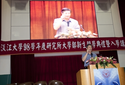 98學年度新生開學典禮暨入學講習在淡水校園舉行，新生登上克難坡開啟在淡江學習之旅。張校長家宜期勉新生能藉由本學年度首度實施必修2學分「大學學習」4 in 1的套裝課程，對日後「學業」、「心理」、「社會」及「生涯發展」等4個面向做好準備，以具備適應大學學習及生活所需的各項能力。