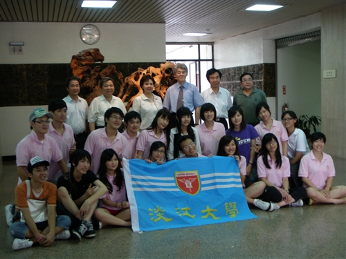 本校「暑假社會服務隊授旗授證典禮」在淡水校園商管大樓B712舉行，校長張家宜親自為「柬埔寨服務學習團」等14個即將出團服務的社團授旗授證，嘉勉他們服務的熱忱。