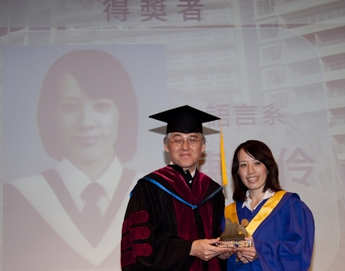 本校蘭陽校園於6日上午舉行第1屆畢業生之畢業典禮，典禮全程以英語進行。畢業生將帶著全球化的宏觀視野和旺盛的企圖心，以及師長的祝福進入職場或繼續深造。