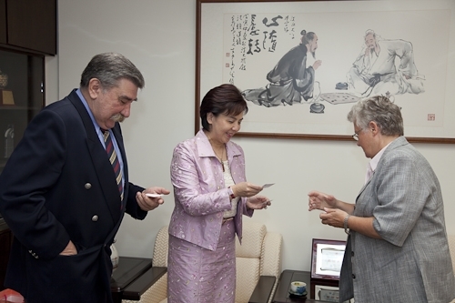 波蘭姊妹校華沙大學校長Prof. Katarzyna Chalasinska-Macukow於98年9月8日(星期二)上午蒞校訪問，研議兩校學術合作交流事宜。