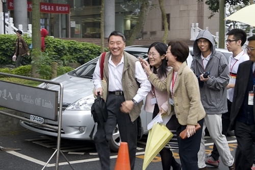 教育部98年度大學校院系所評鑑委員於這兩週蒞校展開實地訪評，校長張家宜期盼各系所全力以赴，締造評鑑佳績。