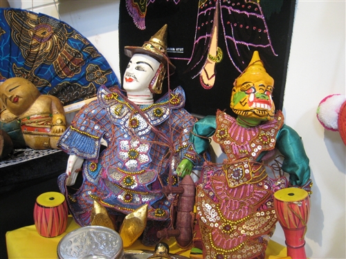 本校2009年僑居地節慶文物特展，多才多藝的僑生演出祥獅獻瑞、廿四節令鼓、各國服飾走秀等一連串的精彩表演，讓與會者不出國也能體驗各國的節慶及文化，並充分展現各國文物之間不同的特色。