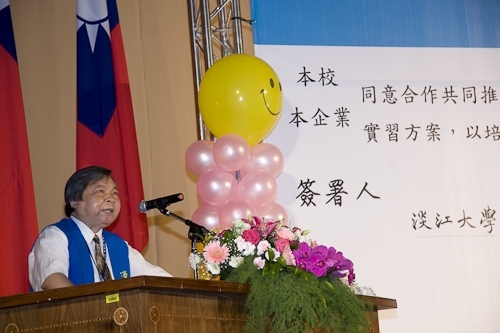 配合教育部「1-1大專畢業生至企業職場實習方案」，本校「媒合說明會暨就業博覽會」安排二百餘家廠商徵才，提供校友、畢業生至職場實習之最佳媒合途徑。