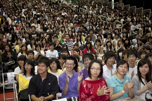 98學年度新生開學典禮暨入學講習在淡水校園舉行，新生登上克難坡開啟在淡江學習之旅。張校長家宜期勉新生能藉由本學年度首度實施必修2學分「大學學習」4 in 1的套裝課程，對日後「學業」、「心理」、「社會」及「生涯發展」等4個面向做好準備，以具備適應大學學習及生活所需的各項能力。