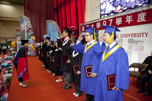 本校97學年度畢業典禮在淡水校園紹謨紀念體育館舉行，校長以「淡江最正‧品質保證」祝願畢業生振翼高飛，鵬程萬里。畢業生帶著師長滿滿的祝福邁向人生另一個重要里程碑。