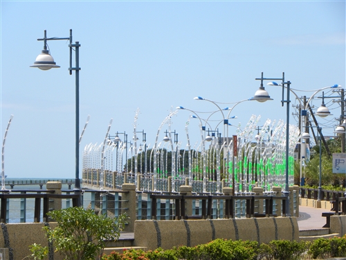 建築系師生利用廢棄腳踏車架、寶特瓶等資源回收品，在淡水捷運後方溜冰場、觀潮廣場、小漁港、中正路河濱步道，設置冰屋、環保遊樂園、瓶蓋隧道、風的展演等4個大型裝置藝術作品，為大眾挹注環保意識。