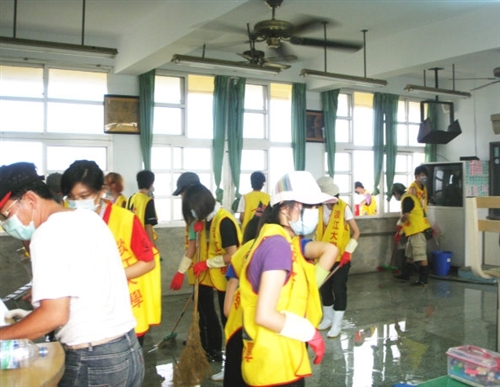 本校響應教育部「大專青年重整校園送愛計畫」，師生約110人至屏東縣舊寮、泰山、羌園等國小進行環境清理等工作，協助各校恢復災前的校園環境。