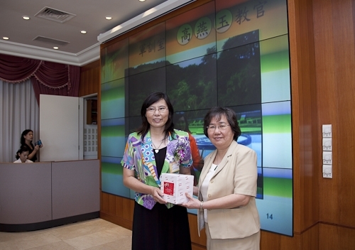 本校舉行97學年度第2學期榮退同仁歡送茶會，感謝榮退同仁將多年青春奉獻給淡江，祝福他們有個寫意的退休生活，身心健康、萬事順利樂如意。