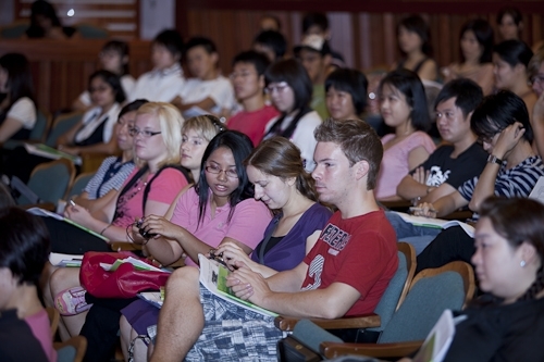 國際交流暨國際教育處舉辦外國學生新生說明會，來自世界各地的交換生與留學生齊聚一堂，聽取相關單位業務說明，及早適應淡江學習生涯。