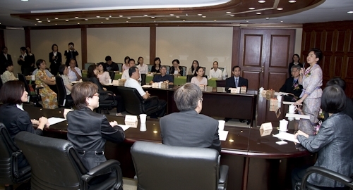 張校長家宜代表本校與中國人壽王銘陽董事長共同簽訂「教職員工退休福利儲金制度」信託契約，以增進教職員工福利、保障退休生活。