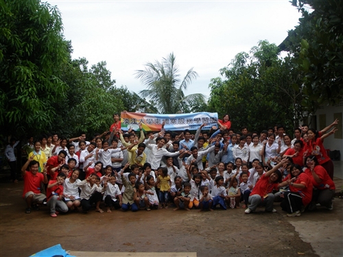 本校柬埔寨海外服務學習團，於7月上旬前往柬埔寨磅針省尊納中學及貢布省蓮花中學，進行為期三梯次教學活動，教導當地中小學學生中文及電腦，順利圓滿完成任務。