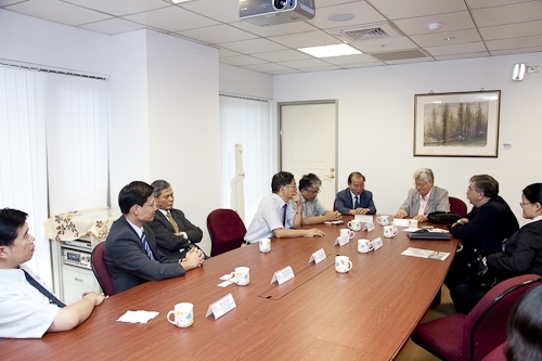 波蘭姊妹校華沙大學校長Prof. Katarzyna Chalasinska-Macukow於98年9月8日(星期二)上午蒞校訪問，研議兩校學術合作交流事宜。