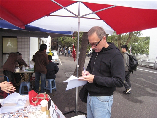 張校長出席「反菸一起來，徽徽相映活動」，不僅在現場配戴了反菸徽章，也呼籲師生共同響應支持反菸活動，營造優質的校園環境。