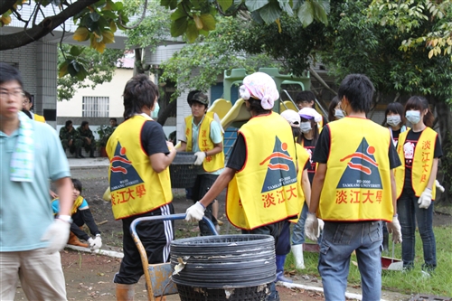 本校響應教育部「大專青年重整校園送愛計畫」，師生約110人至屏東縣舊寮、泰山、羌園等國小進行環境清理等工作，協助各校恢復災前的校園環境。