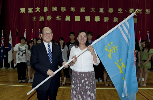 本校98學年度大三學生、研究生暨交換生出國留學授旗典禮，為即將揚帆起航、到實地環境學習多元文化與語言、累積人生經驗的同學們加油打氣，並預祝都能有豐碩的學習成果。