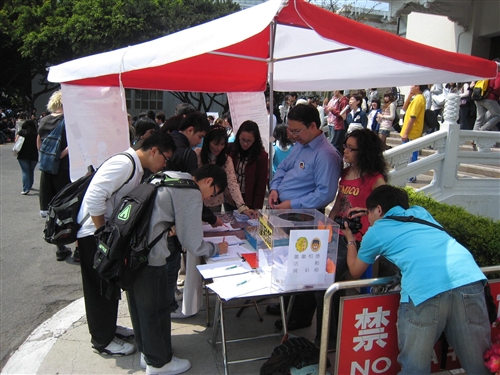 張校長出席「反菸一起來，徽徽相映活動」，不僅在現場配戴了反菸徽章，也呼籲師生共同響應支持反菸活動，營造優質的校園環境。