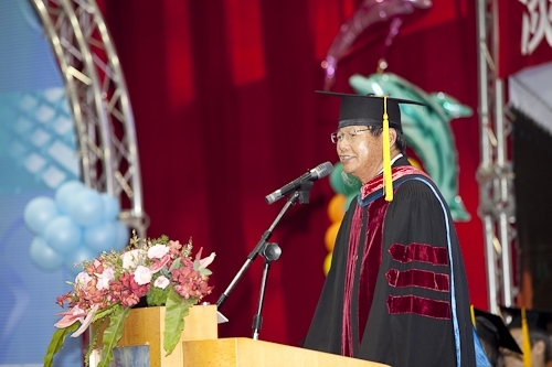 本校97學年度畢業典禮在淡水校園紹謨紀念體育館舉行，校長以「淡江最正‧品質保證」祝願畢業生振翼高飛，鵬程萬里。畢業生帶著師長滿滿的祝福邁向人生另一個重要里程碑。