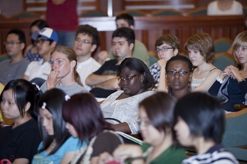 國際交流暨國際教育處舉辦外國學生新生說明會，來自世界各地的交換生與留學生齊聚一堂，聽取相關單位業務說明，及早適應淡江學習生涯。