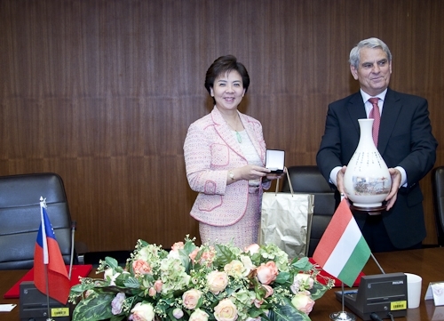 本校與匈牙利科維努思大學（Corvinus University of Budapest）簽訂兩校學術合作交流協議書，科維努思大學成為本校第104個姊妹校，未來兩校將積極進行學術交流，共同培育具國際化競爭力之人才。